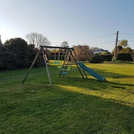 Le Paradis Des Enfants Et Sa Maison En Bois