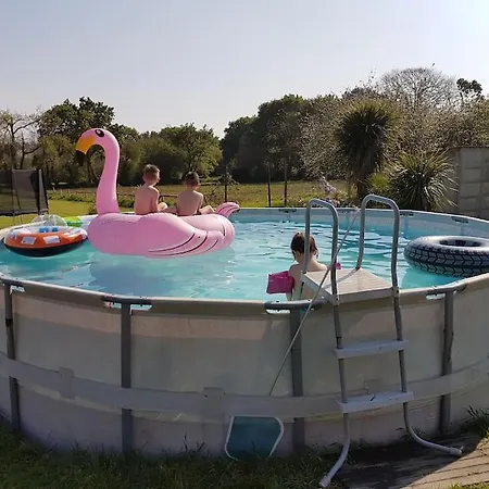 Le Paradis Des Enfants Et Sa Maison En Bois *